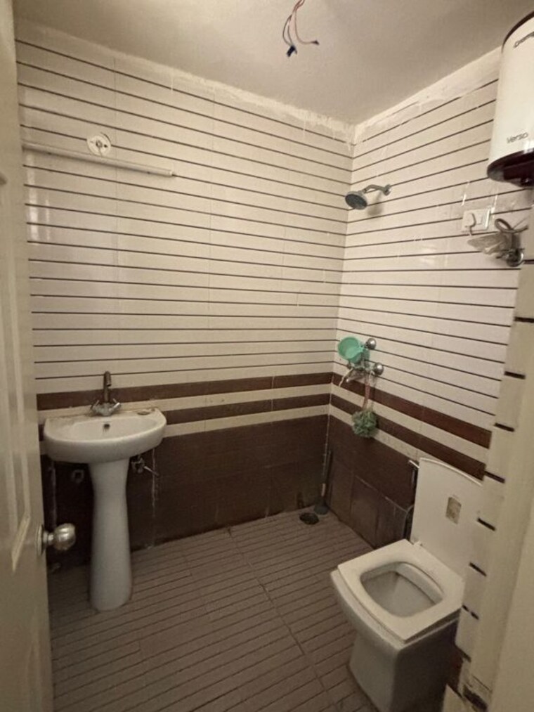 Bathroom, tdi-the-grand-retreat 3 Bedroom 180 Sq.Yd. Builder Floor In Sector 88 Faridabad 10738547