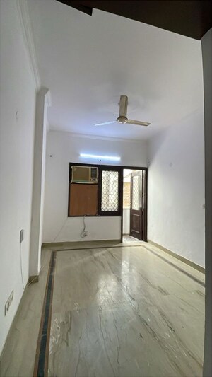 Room in 2 BHK Builder Floor at Green Park – for Rent
