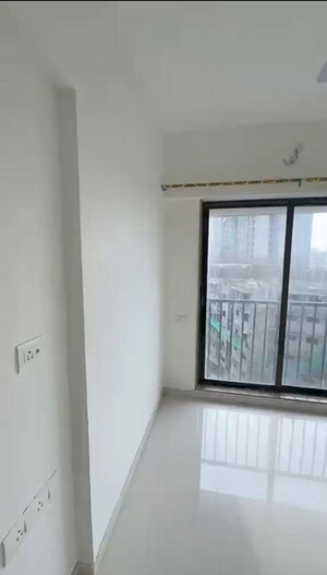 Room in 2 BHK Apartment at Parinee Essence, Kandivali West – for Rent