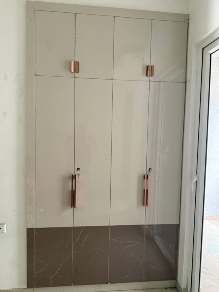 Bathroom, smart-world-orchard 3.5 Bedroom 1720 Sq.Ft. Apartment In Sector 61 Gurgaon 10739047
