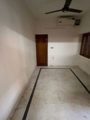 Room in 3 BHK Builder Floor at Naraina – for Rent