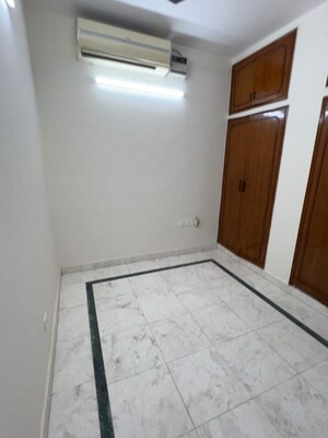 Room in 3 BHK Builder Floor at Naraina – for Rent