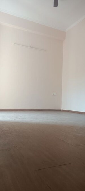 Room in 3 BHK Apartment at Amrapali Kingswood, Sector 4 Greater Noida – for Sale