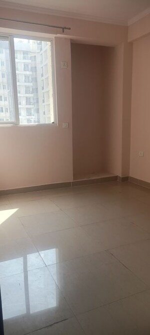 Room in 3 BHK Apartment at Amrapali Kingswood, Sector 4 Greater Noida – for Sale
