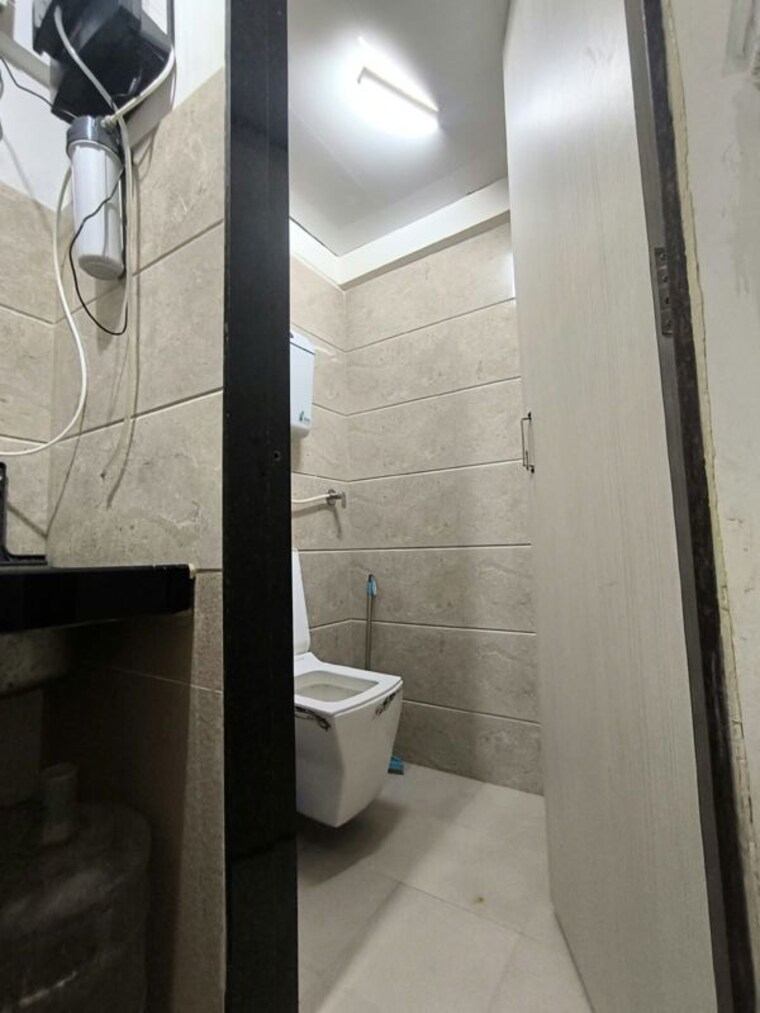 Bathroom, seawoods-garden Commercial Shop 225 Sq.Ft. In Sanpada Navi Mumbai 10739158