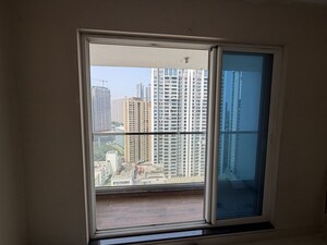Room in 2 BHK Apartment at Sheth Avalon, Laxmi Nagar – for Rent