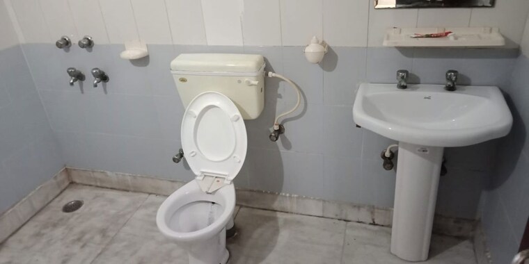 Bathroom, sector 135 4 Bedroom 240 Sq.Mt. Villa In Sector 135 Noida 10729521
