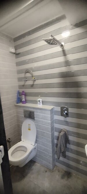 Bathroom in Studio Apartment at DLF Capital Greens Phase I And II, Moti Nagar – for Rent