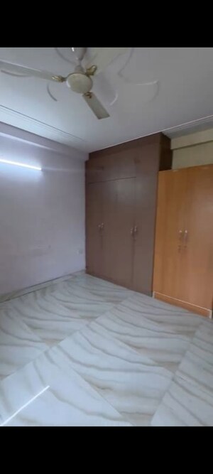 Room in 3 BHK Builder Floor at Sector 52 – for Rent