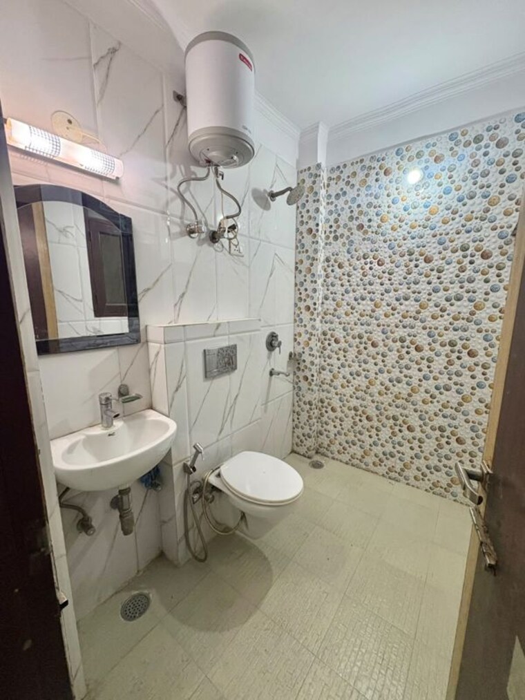 Bathroom, sector 52 3 Bedroom 161 Sq.Yd. Builder Floor In Sector 52 Gurgaon 10739419
