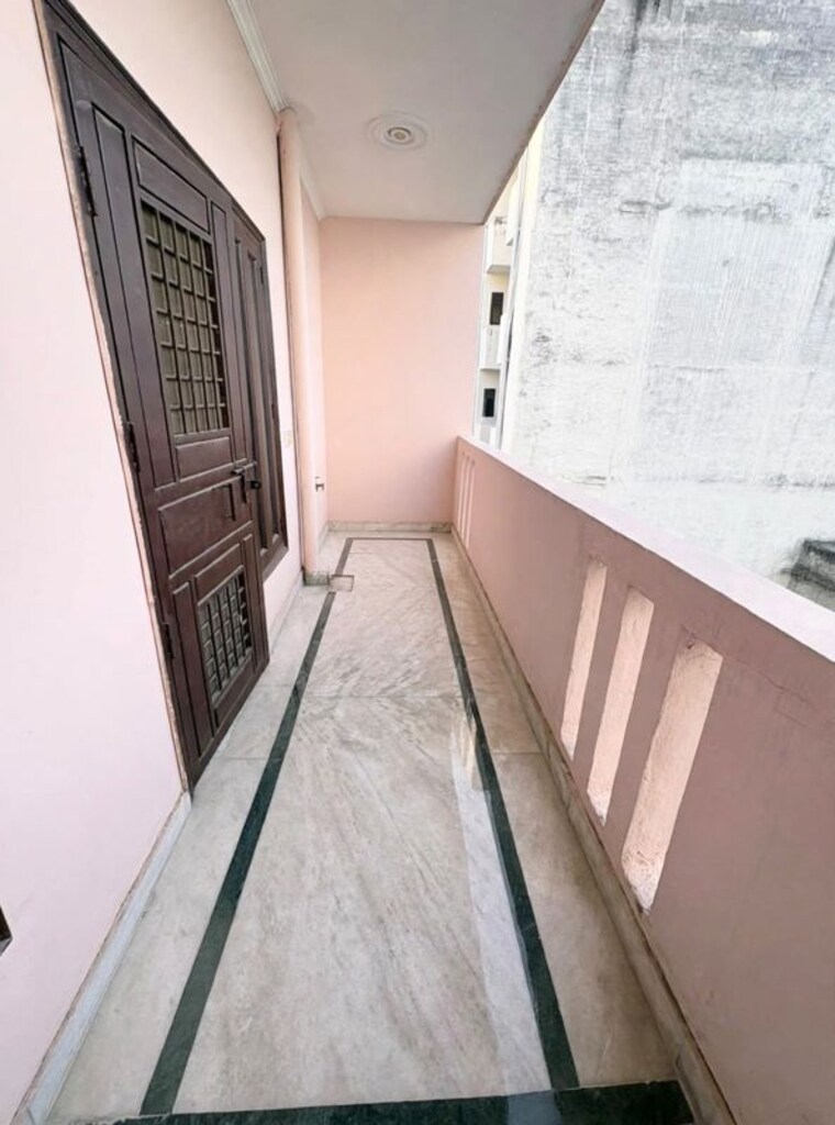 Balcony, sector 52 3 Bedroom 161 Sq.Yd. Builder Floor In Sector 52 Gurgaon 10739419