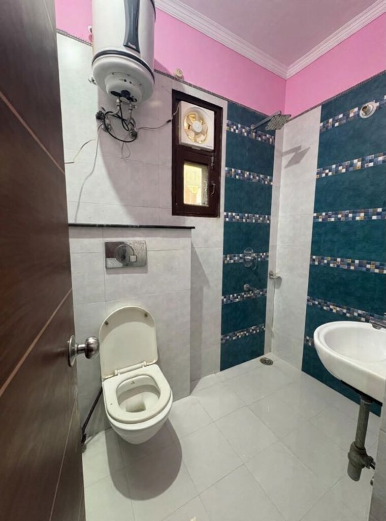 Bathroom, sector 52 3 Bedroom 161 Sq.Yd. Builder Floor In Sector 52 Gurgaon 10739419
