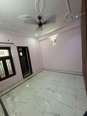 Room in 3 BHK Builder Floor at Sector 52 – for Rent