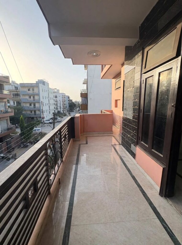 Balcony, sector 52 3 Bedroom 161 Sq.Yd. Builder Floor In Sector 52 Gurgaon 10739419