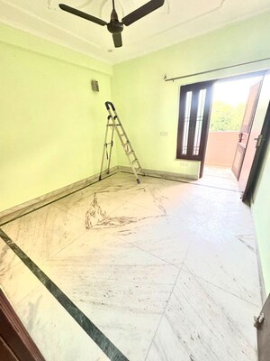 Room in 3 BHK Builder Floor at Sector 52 – for Rent