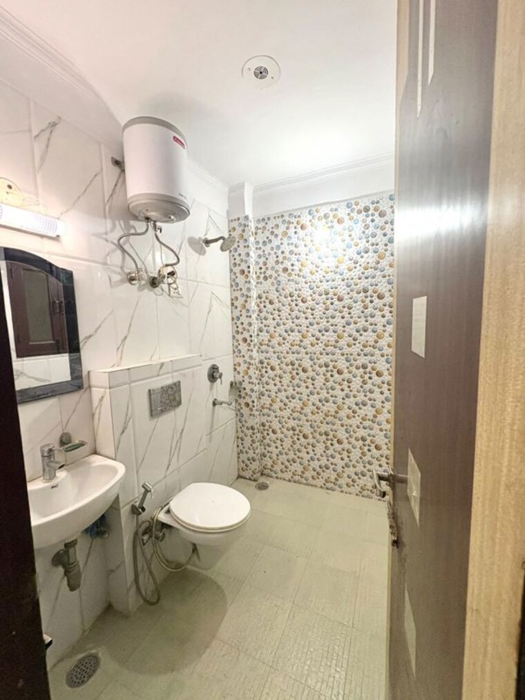 Bathroom, sector 52 3 Bedroom 161 Sq.Yd. Builder Floor In Sector 52 Gurgaon 10739419