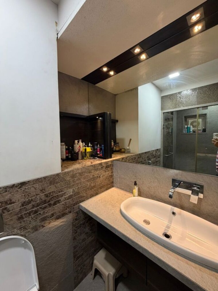 Bathroom, oberoi-springs 5 Bedroom 2000 Sq.Ft. Apartment In Andheri West Mumbai 10739461