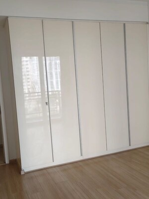 Furnished Amenities in 3 BHK Apartment at DLF Park Place, Sector 54 – for Rent