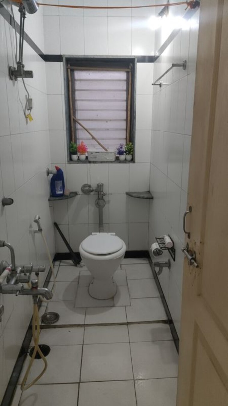 Bathroom, swaraj-accolade-chs 2 Bedroom 836 Sq.Ft. Apartment In Louis Wadi Thane 10739500