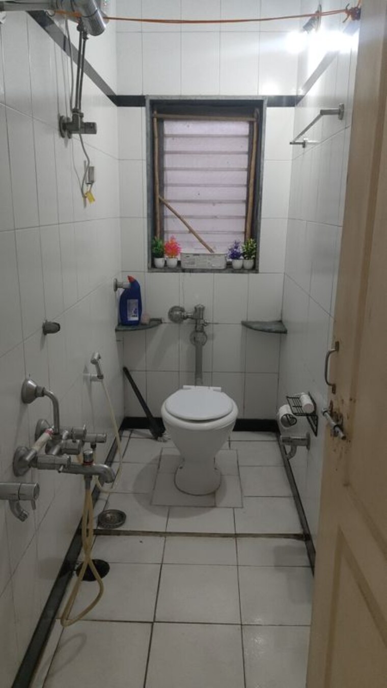 Bathroom, swaraj-accolade-chs 2 Bedroom 836 Sq.Ft. Apartment In Louis Wadi Thane 10739500