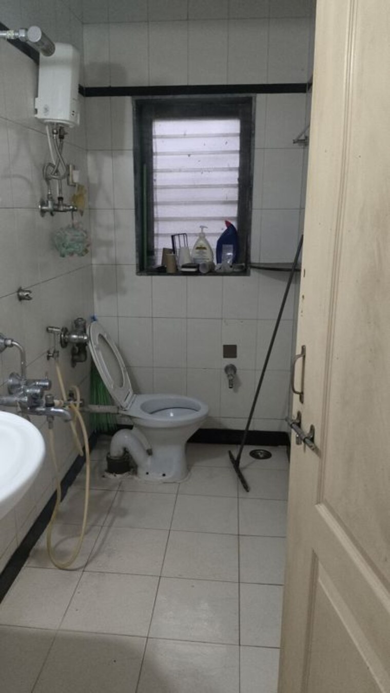 Bathroom, swaraj-accolade-chs 2 Bedroom 836 Sq.Ft. Apartment In Louis Wadi Thane 10739500