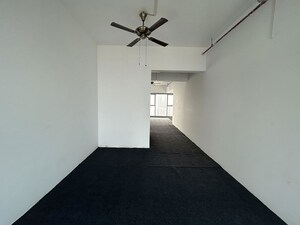 Room in 2 BHK Apartment at Peninsula Salsette 27, Byculla – for Sale
