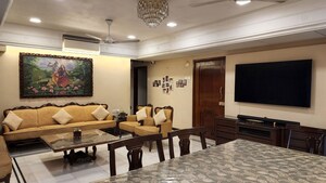 Room in 4 BHK Apartment at Juhu – for Sale