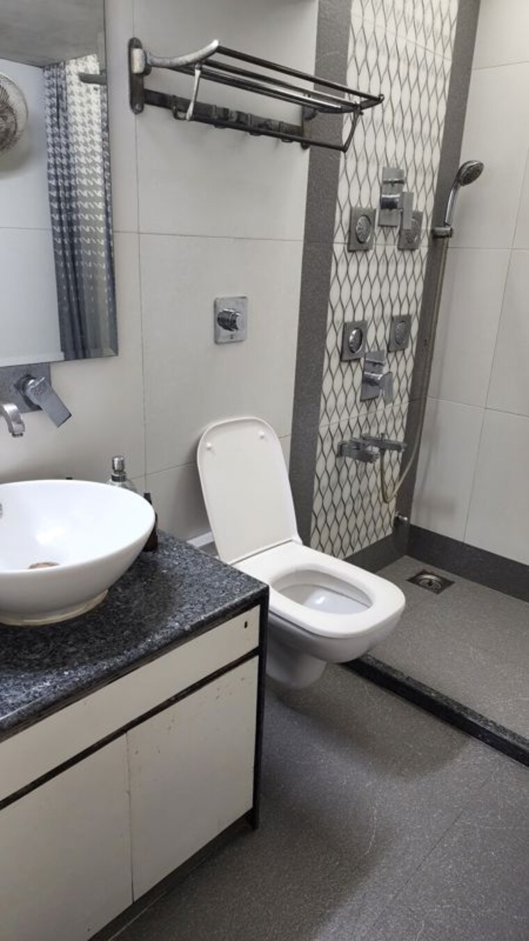 Bathroom, juhu 4 Bedroom 1600 Sq.Ft. Apartment In Juhu Mumbai 10739590