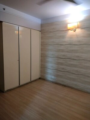Room in 4 BHK Apartment at DLF The Belaire, Sector 54 – for Rent
