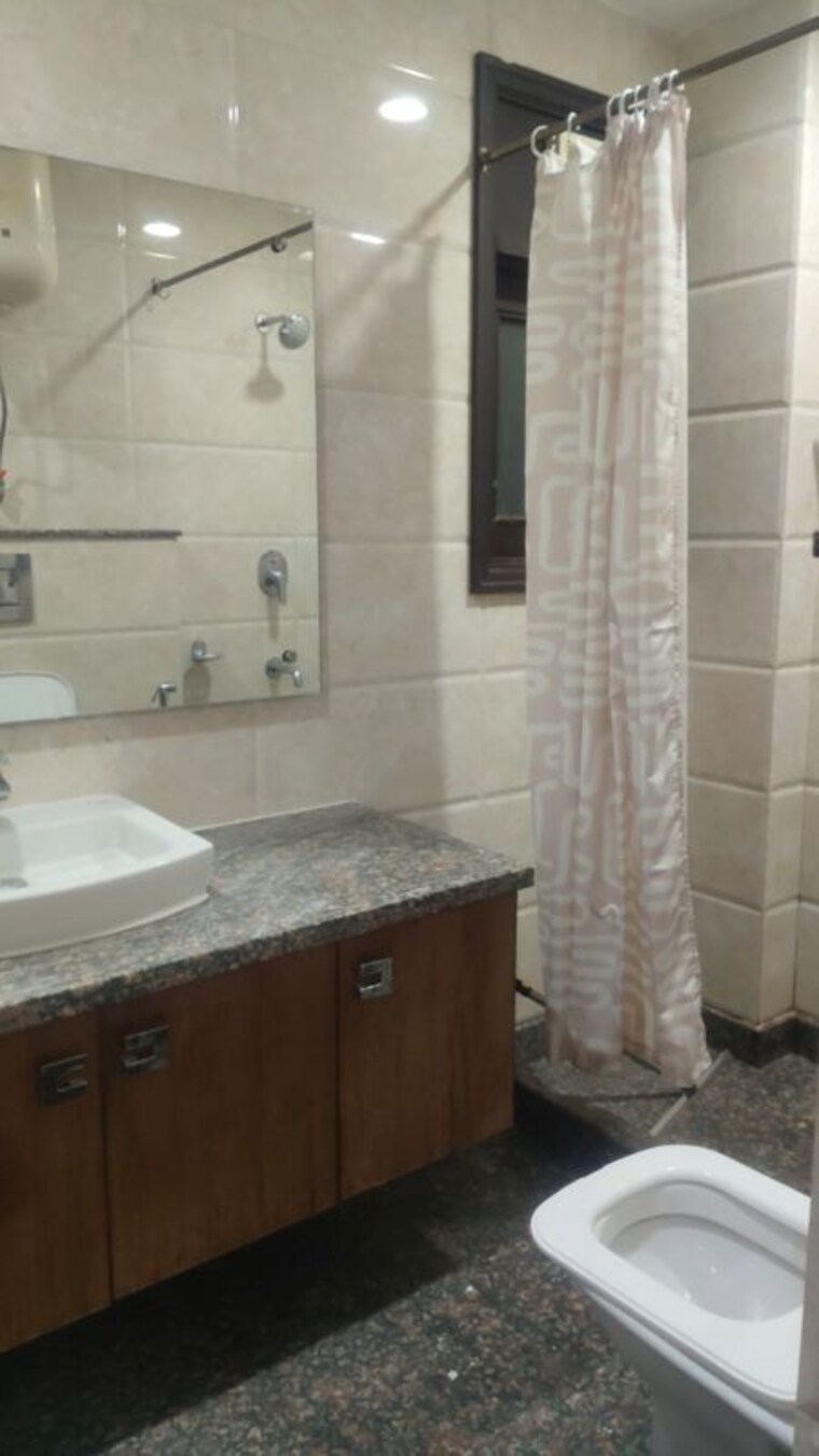 Bathroom, kalkaji 3 Bedroom 200 Sq.Yd. Builder Floor In Kalkaji Delhi 10739625