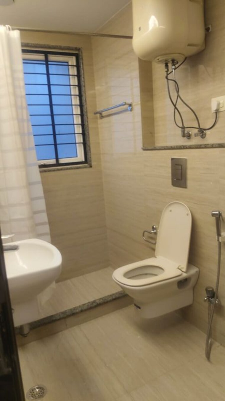 Bathroom, kalkaji 3 Bedroom 200 Sq.Yd. Builder Floor In Kalkaji Delhi 10739625