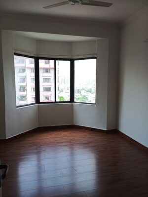 Room in 3 BHK Apartment at Unitech Palms, South City 1 – for Rent