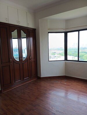 Room in 3 BHK Apartment at Unitech Palms, South City 1 – for Rent
