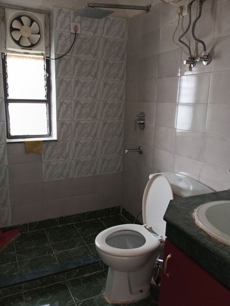 Bathroom, unitech-palms 3 Bedroom 1634 Sq.Ft. Apartment In South City 1 Gurgaon 10739661
