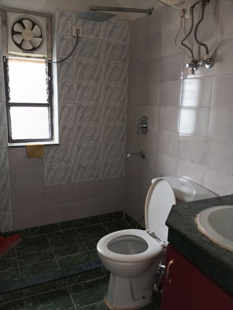 Bathroom, unitech-palms 3 Bedroom 1634 Sq.Ft. Apartment In South City 1 Gurgaon 10739661