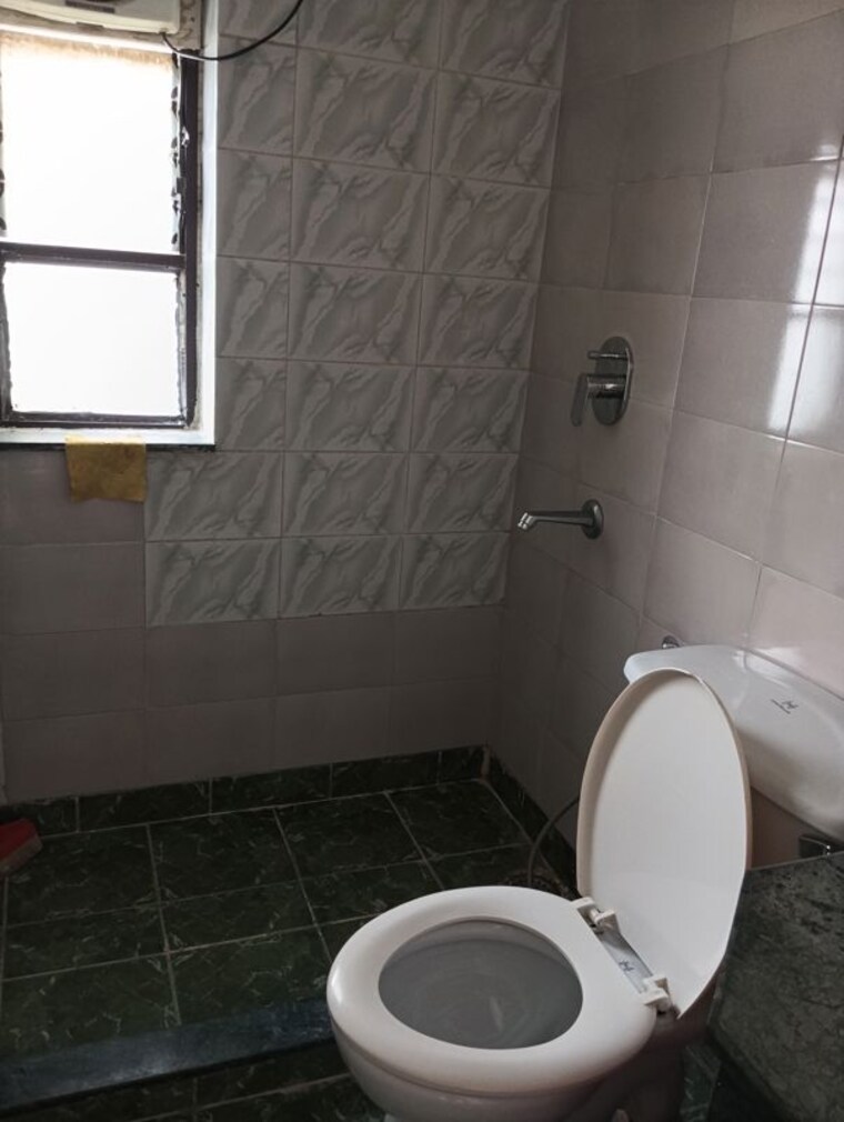 Bathroom, unitech-palms 3 Bedroom 1634 Sq.Ft. Apartment In South City 1 Gurgaon 10739661