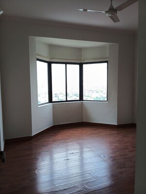 Room in 3 BHK Apartment at Unitech Palms, South City 1 – for Rent