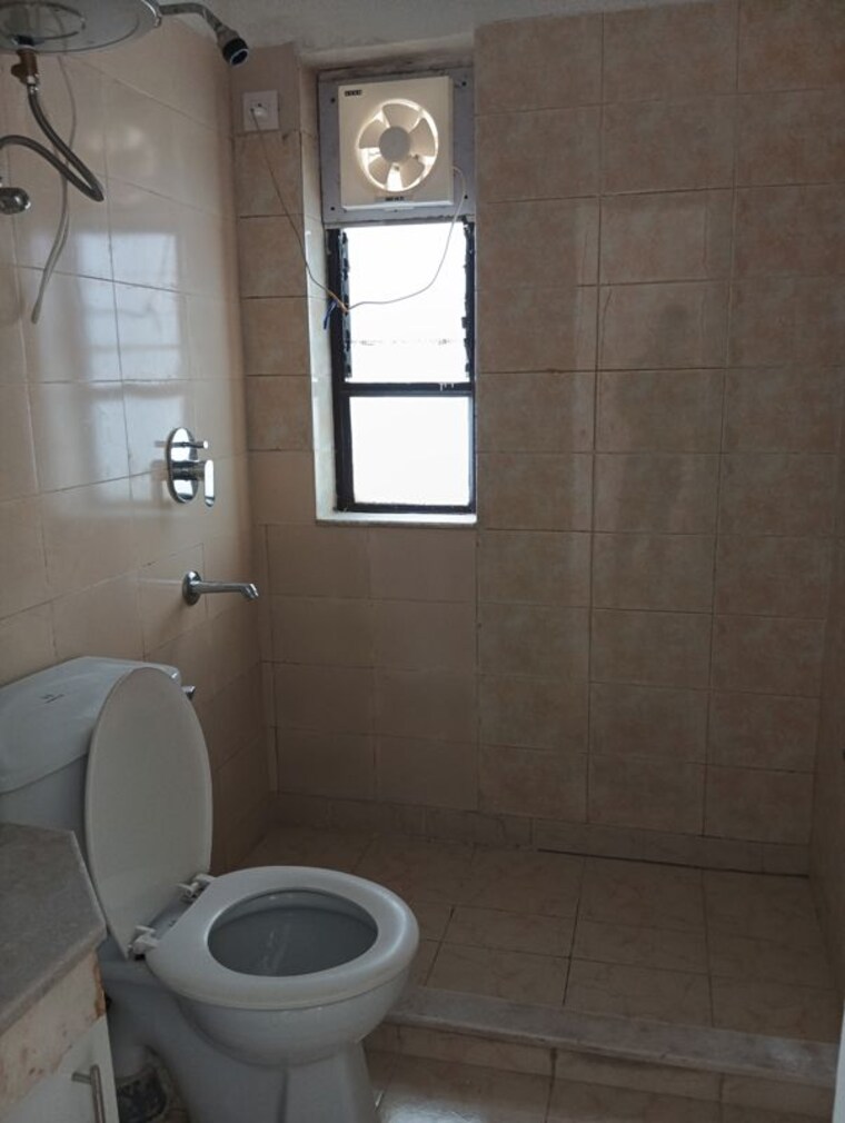 Bathroom, unitech-palms 3 Bedroom 1634 Sq.Ft. Apartment In South City 1 Gurgaon 10739661