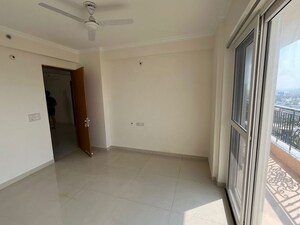 Room in 2 BHK Apartment at Dosti Group Imperia, Manpada – for Rent