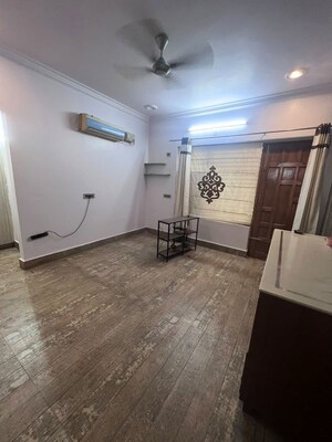 Room in 3 BHK Builder Floor at Sector 10a – for Rent