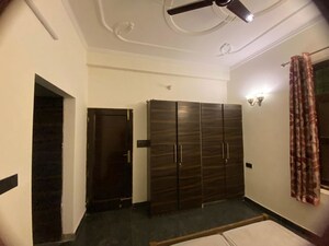 Room in 3 BHK Builder Floor at Sector 9a – for Rent