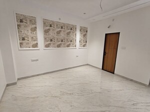 Room in 3.5 BHK Independent House at Mangaliya Sadak – for Sale