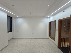 Room in 3.5 BHK Independent House at Mangaliya Sadak – for Sale