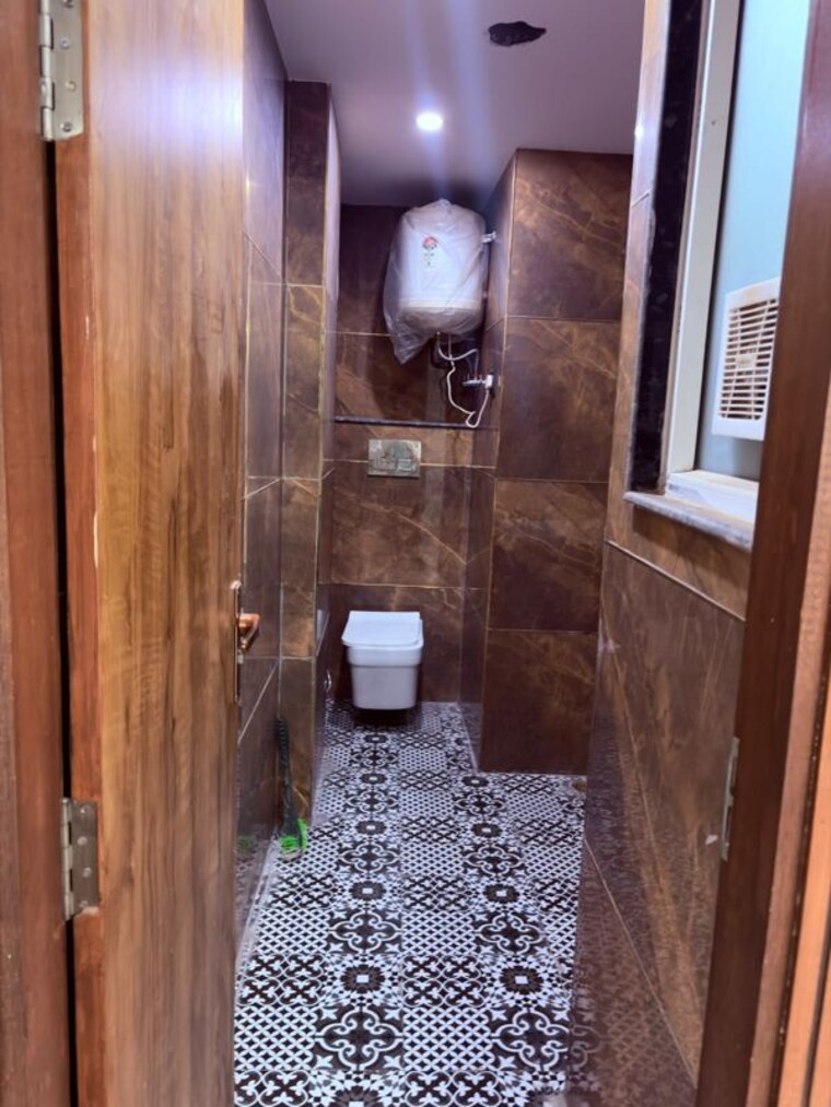 Bathroom, chattarpur 2 Bedroom 800 Sq.Ft. Builder Floor In Chattarpur Delhi 10739916