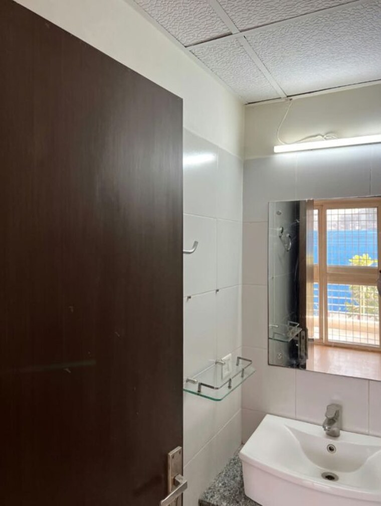 Bathroom, unitech-uniworld-city 3.5 Bedroom 2368 Sq.Ft. Apartment In Sector 30 Gurgaon 10739977