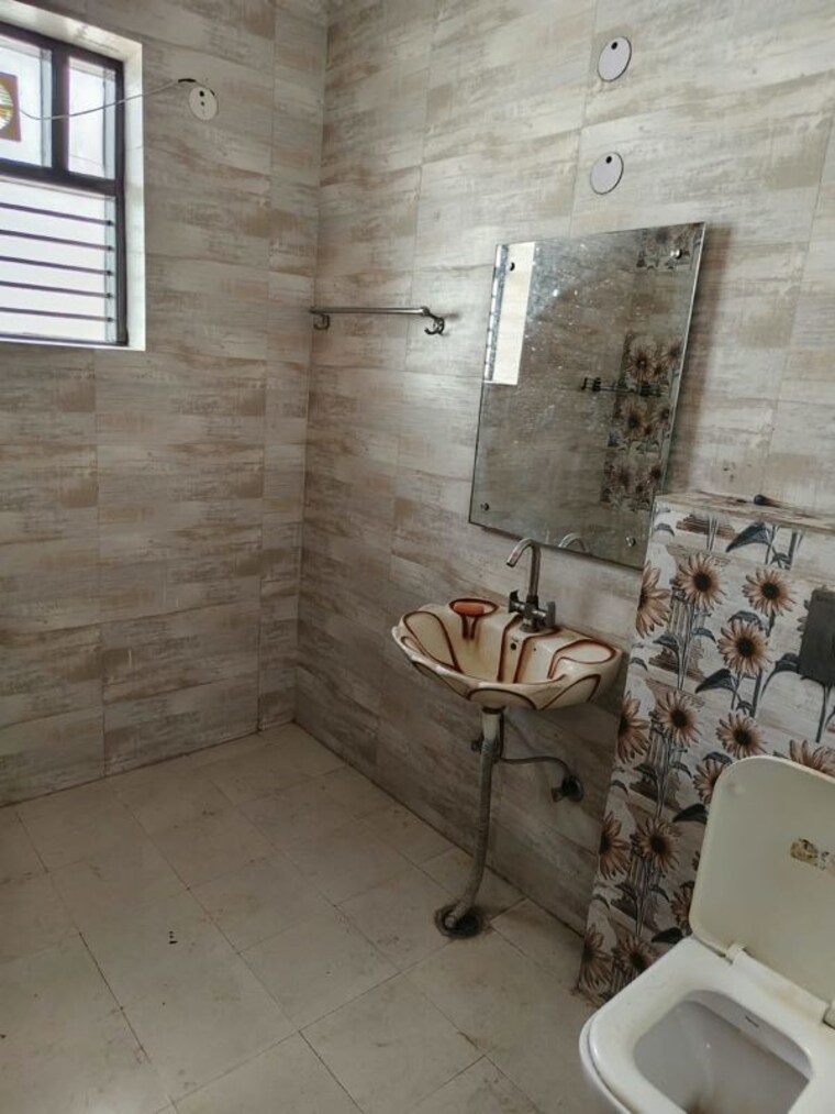 Bathroom, sector 9a 3 Bedroom 342 Sq.Yd. Builder Floor In Sector 9a Gurgaon 10740025