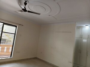 Room in 3 BHK Builder Floor at Sector 9a – for Rent