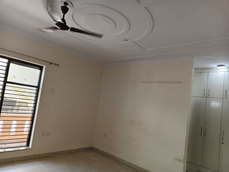 Room, sector 9a 3 Bedroom 342 Sq.Yd. Builder Floor In Sector 9a Gurgaon 10740025