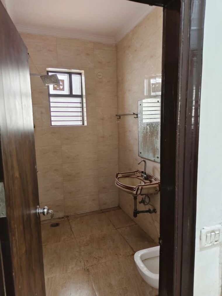Bathroom, sector 9a 3 Bedroom 342 Sq.Yd. Builder Floor In Sector 9a Gurgaon 10740025