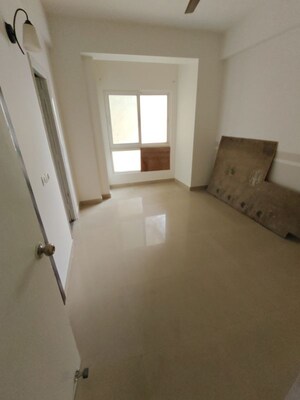 Room in 2.5 BHK Apartment at Mahagun Moderne, Sector 78 – for Sale